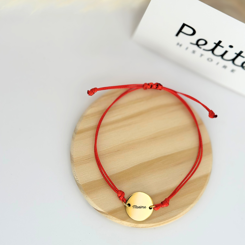 Bracelet personnalisé – Médaille ronde – Or – Cordon rouge
