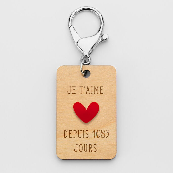 Porte-clés bois "Je t'aime depuis..." avec cœur rouge.