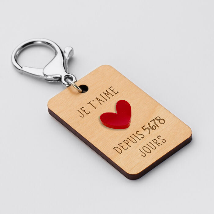 Porte-clés bois "Je t'aime depuis..." avec cœur rouge.