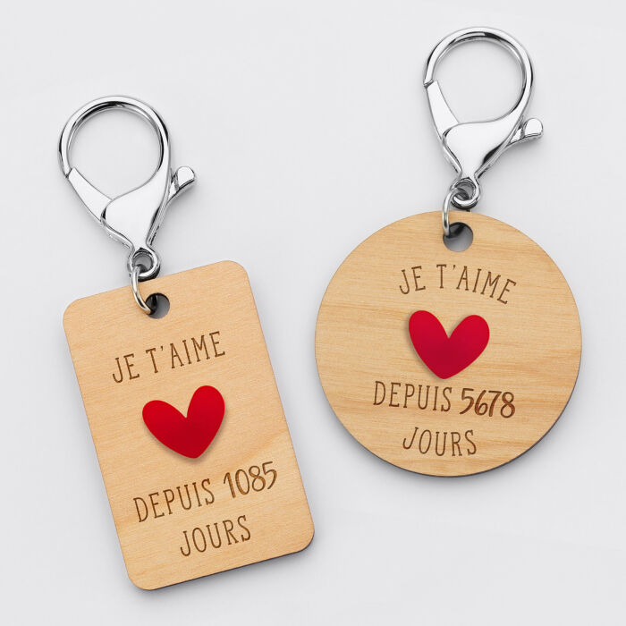 Porte-clés bois "Je t'aime depuis..." avec cœur rouge.