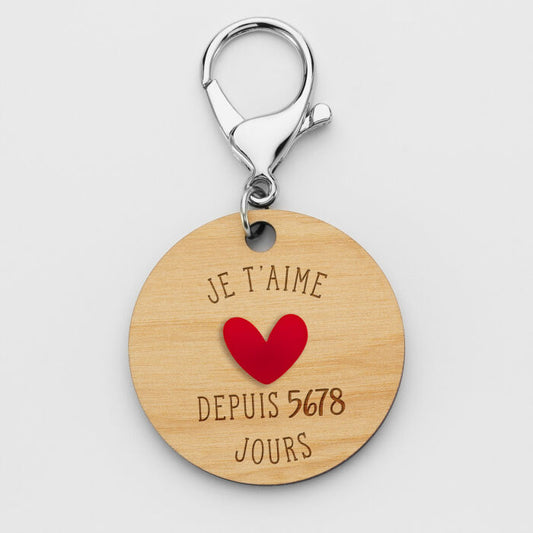 Porte-clés bois "Je t'aime depuis..." avec cœur rouge.