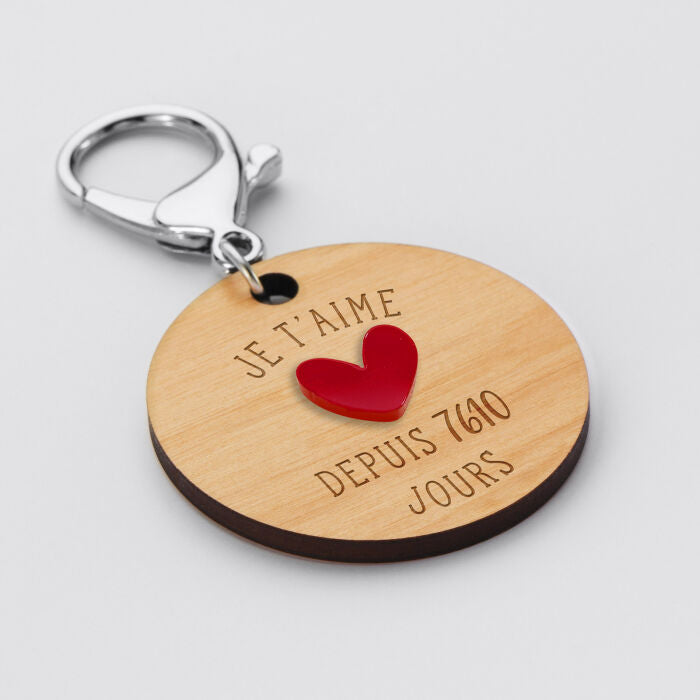Porte-clés bois "Je t'aime depuis..." avec cœur rouge.
